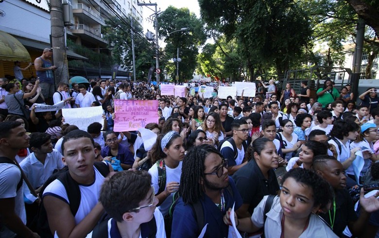 Estudantes protestam contra Bolsonaro e cortes na educação