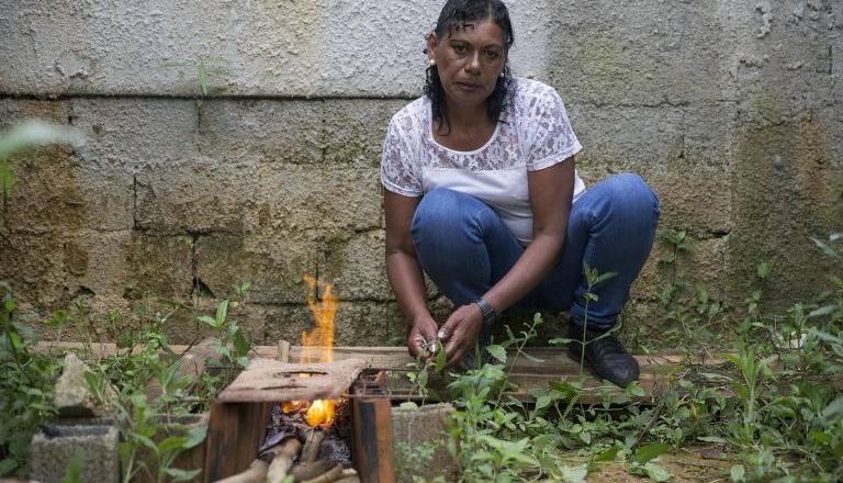 Crise faz um quinto do País voltar a cozinhar com lenha ou carvão