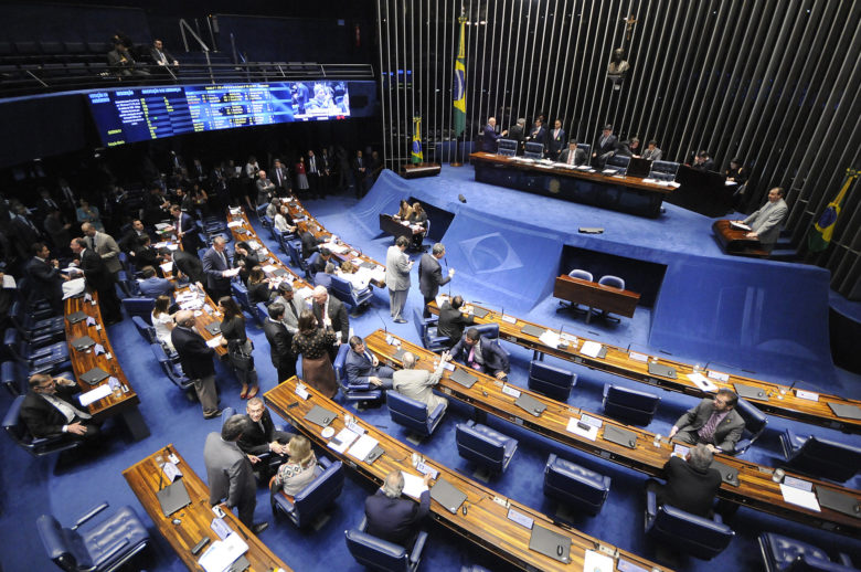 Bolsonaro tenta esconder incompetência com ataque às instituições