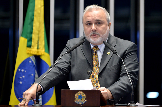 Jean Paul denuncia desmonte da Petrobras e apela às FFAA