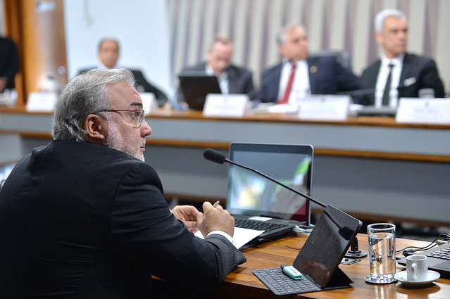 Política de preços da Petrobras é escandalosa, apontam senadores
