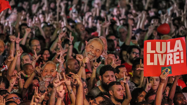 Assista aos shows e acompanhe o festival Lula Livre, minuto a minuto
