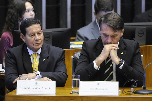 Governo Bolsonaro compra votos para tirar direitos do povo