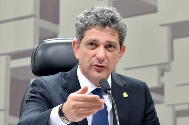 Rogério Carvalho cobra apuração de compra de votos de Bolsonaro