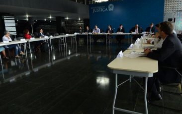 Bolsonaro exclui sociedade do debate sobre drogas