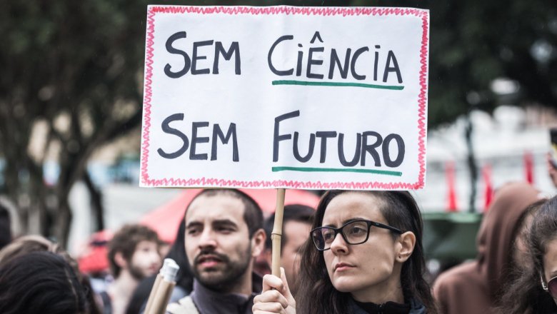 Governo Bolsonaro corta mais 5,8 mil bolsas de pesquisa