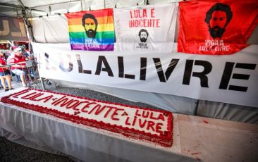 Festa de aniversário marca luta pela liberdade de Lula