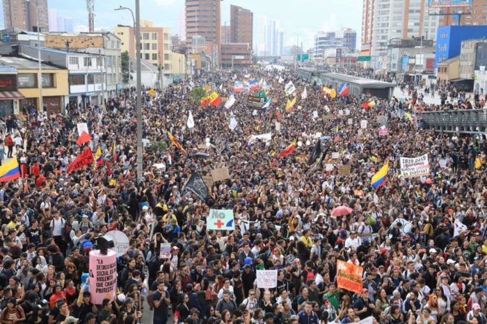 Multidão nas ruas da Colômbia protesta contra governo neoliberal