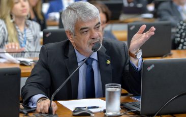 Bolsonaro está tornando o Brasil mais perigoso, alerta Humberto