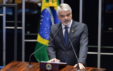 Humberto pede investigação de filho de Bolsonaro por peculato