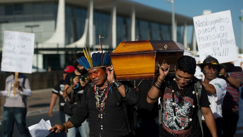 Bolsonaro é denunciado por ameaça de genocídio de indígenas