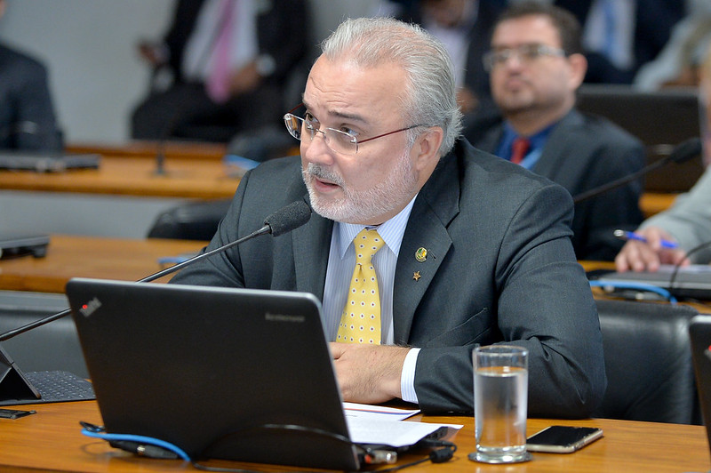 Governo é responsável pela exposição da Petrobras à crise