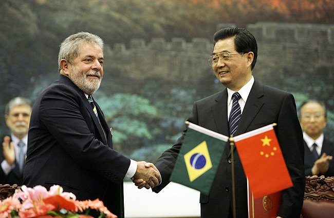 Em nome do povo, Lula pede desculpas à China e crítica servilismo externo