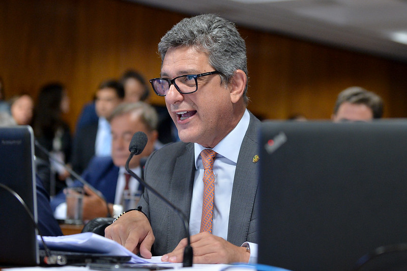 Rogério Carvalho critica demissão em massa de professores