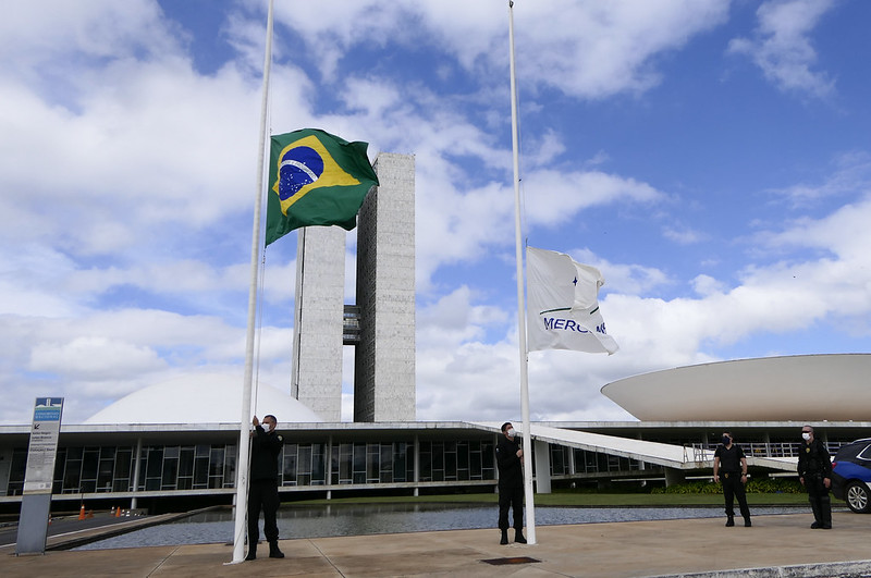 Brasil ultrapassa 10 mil mortes e senadores criticam desprezo de Bolsonaro