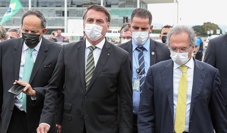 Acuado pela recessão econômica, Bolsonaro joga para a plateia