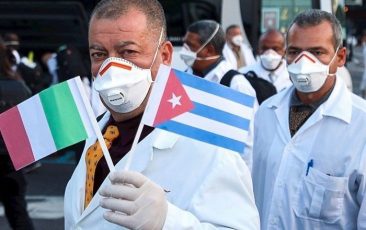 Médicos cubanos são aclamados como heróis na Europa