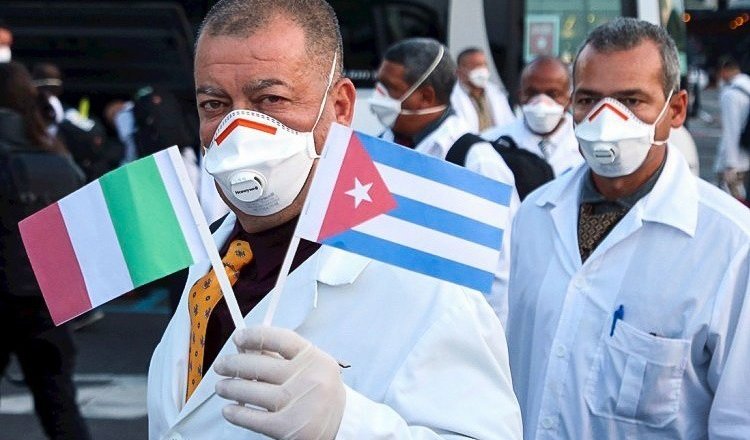 Médicos cubanos são aclamados como heróis na Europa