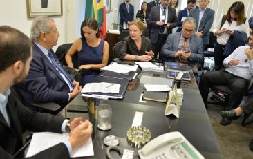 Oposição reforça pedido de cassação de Flávio Bolsonaro