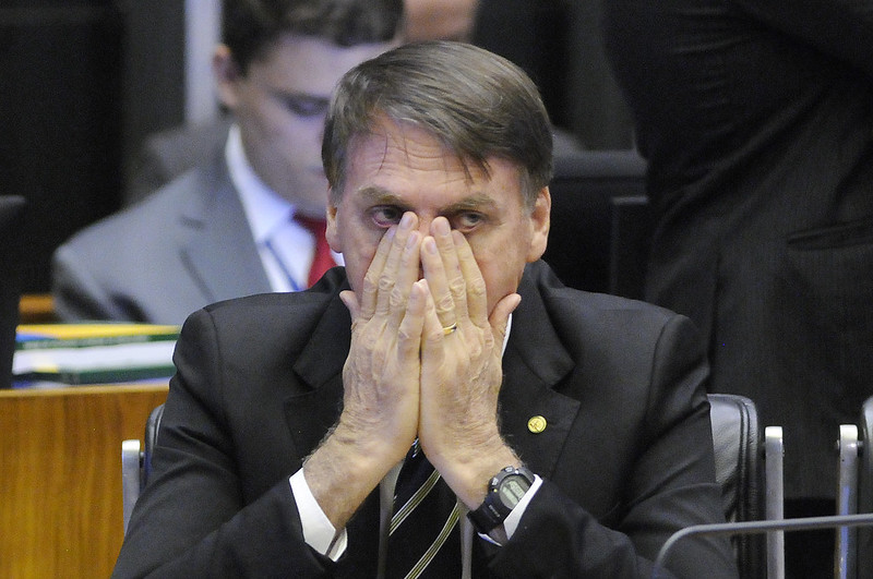 Em propaganda fake, Bolsonaro fala com pessoas que não existem