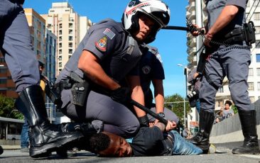 Na pandemia, com estímulo de Bolsonaro, violência policial explode