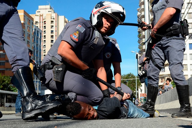 Na pandemia, com estímulo de Bolsonaro, violência policial explode