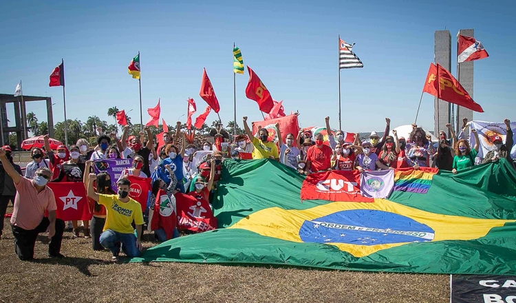 Movimentos sociais entregam pedido de impeachment