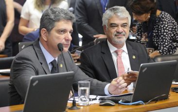 Senadores reagem à violência de Bolsonaro contra jornalista