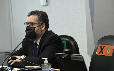 No Senado, Ernesto Araújo explicita subserviência brasileira aos EUA