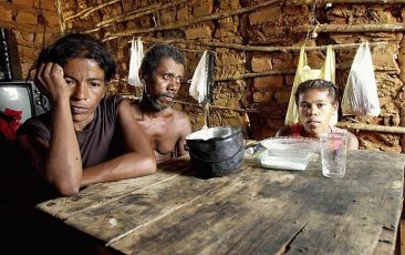 Com explosão do custo de vida, Bolsonaro traz a fome de volta