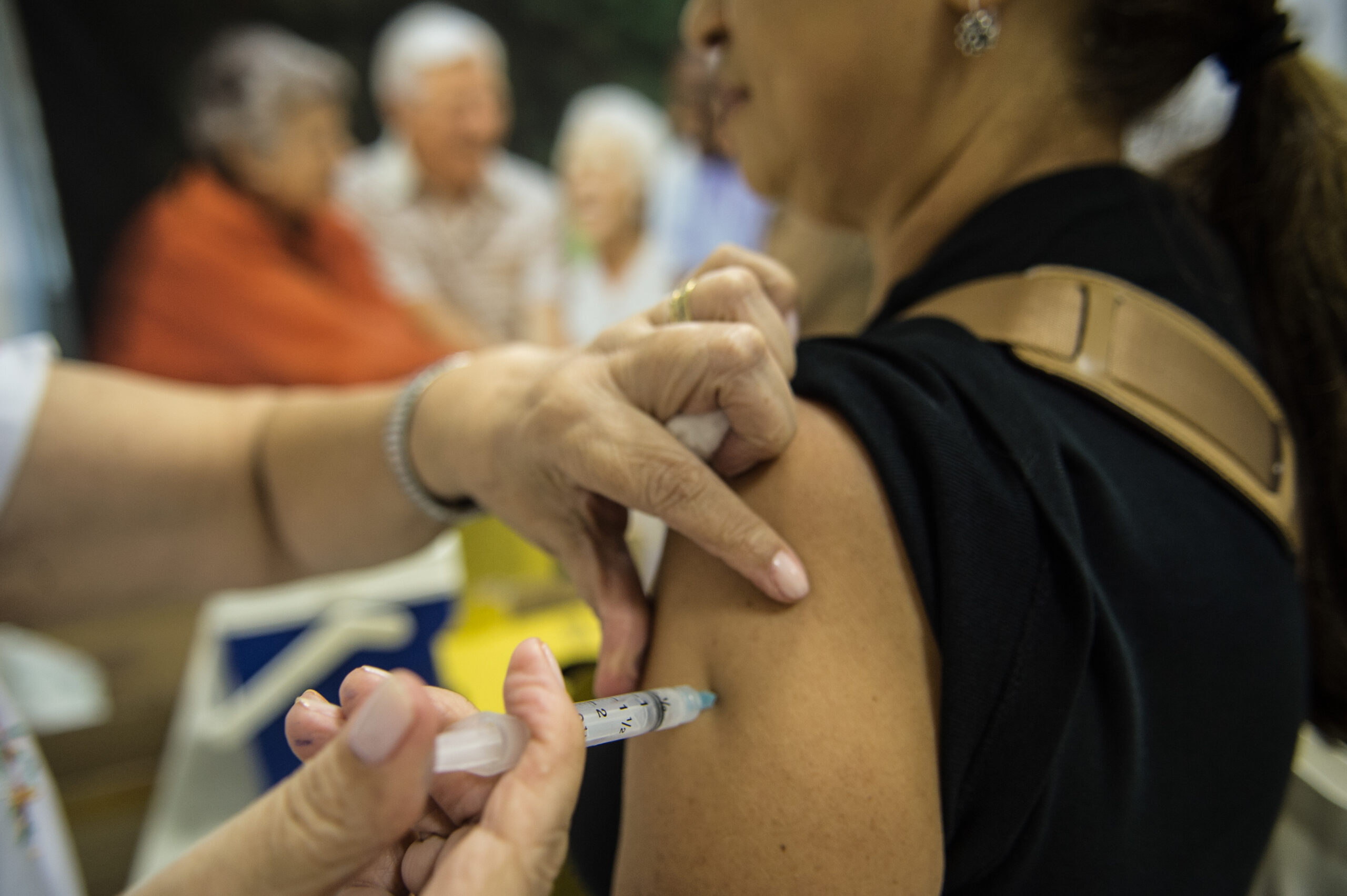 PT apresenta projeto para garantir vacinas contra Covid-19