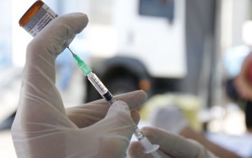 Senadores acionam TCU por falta de cronograma de vacinação para 2023