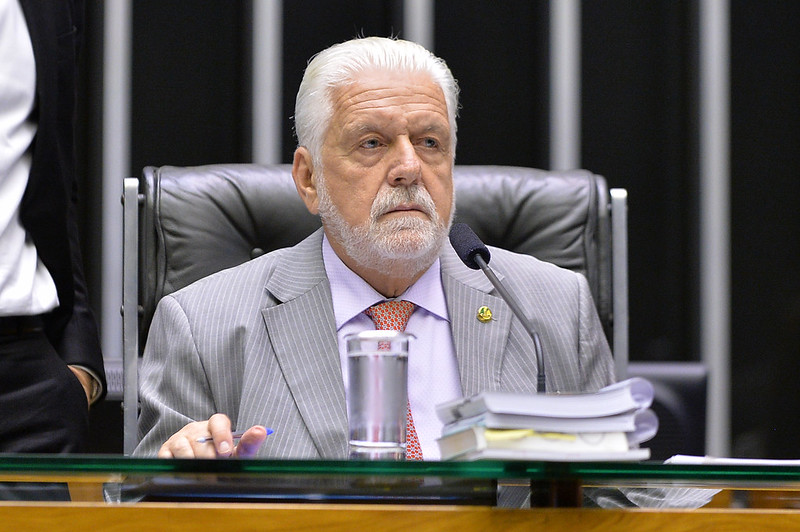 Wagner repudia ações do governo: “o Brasil não está à venda”
