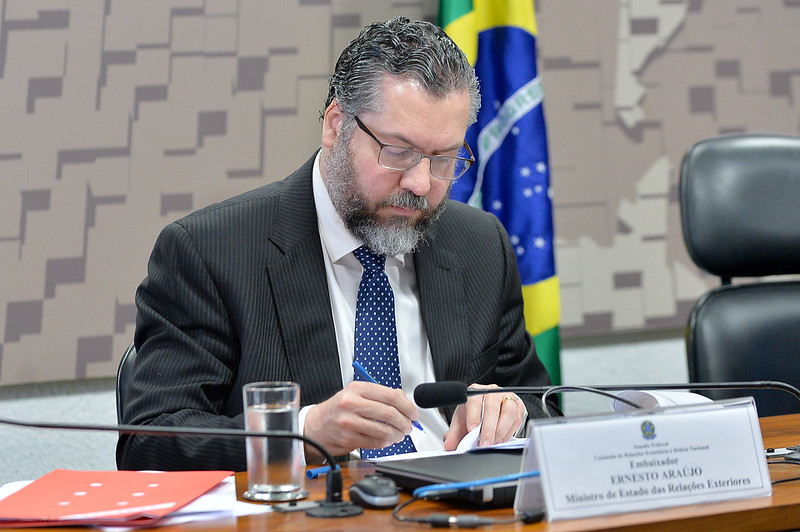 Senadores criticam atuação de Ernesto Araújo frente à pandemia