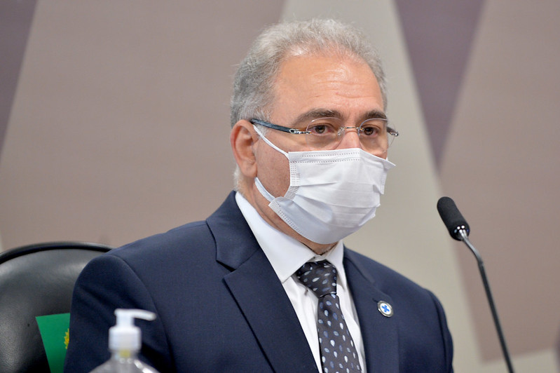 Ministro tenta proteger Bolsonaro, mas se vende como entusiasta da vacina
