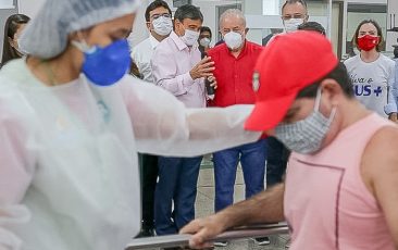 Lula faz o que Bolsonaro se recusa e visita centro de tratamento Covid