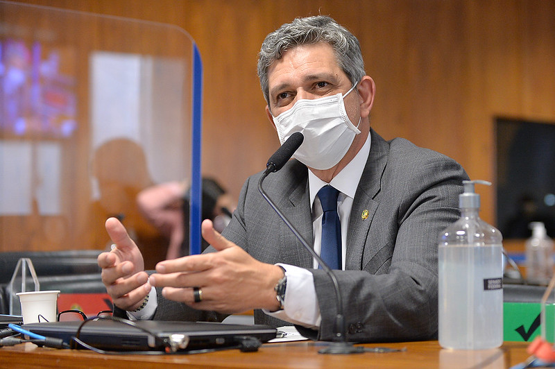 Bolsonaro é genocida? Senador explica retirada do crime do relatório