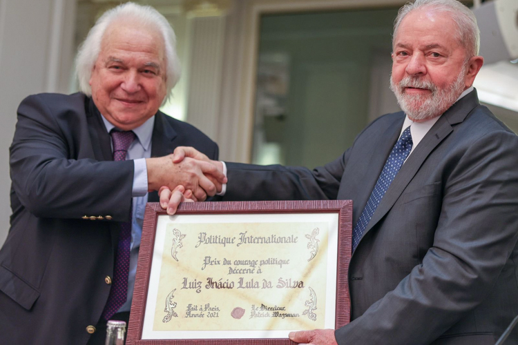 Por igualdade e justiça, Lula recebe prêmio ‘Coragem Política’ na França