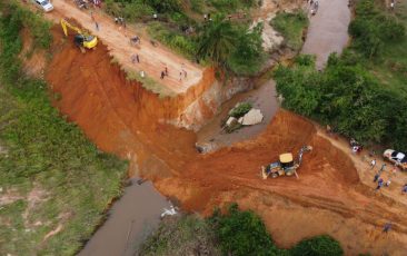 Jaques Wagner ajuda a combater estragos de ciclone no sul da Bahia