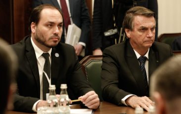 Senadores criticam presença de Carlos Bolsonaro em comitiva internacional