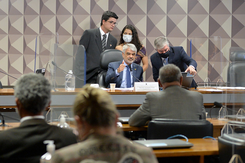 Senadores comemoram aprovação do Estatuto do Cigano