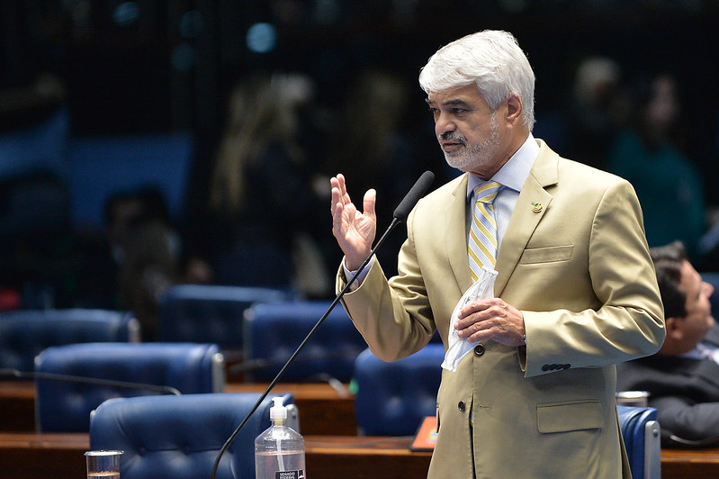Humberto Costa atua como observador na eleição da Colômbia