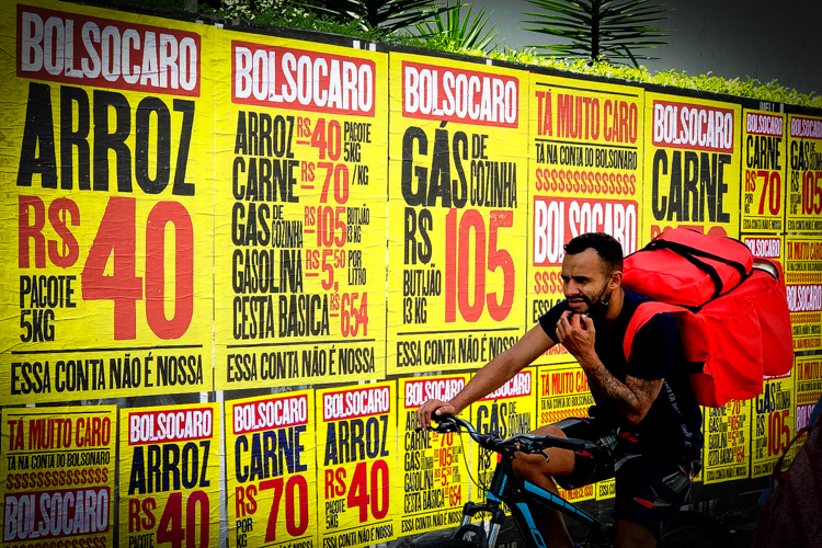 Bolsonaro tenta fugir de seu fracasso na economia