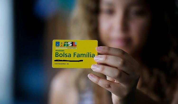 Bolsonaro tenta apagar memória do Bolsa Família