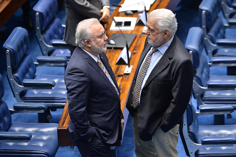 Senadores pedem informações sobre mensagens de Bolsonaro