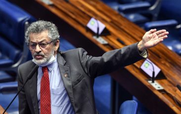 Paulo Rocha enquadra senador porta-voz de fakenews