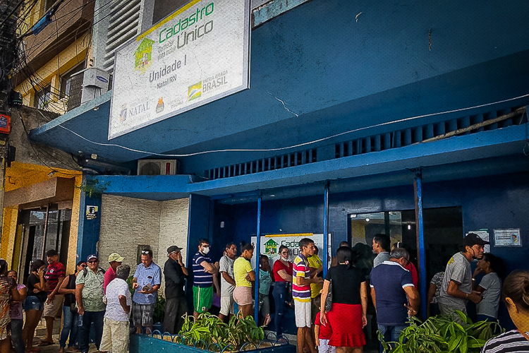 Desumano, Bolsonaro humilha brasileiros em filas do CadÚnico