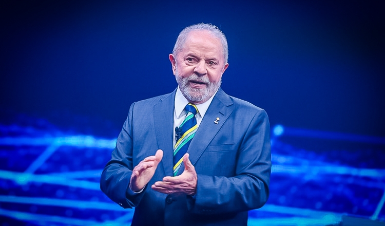 Lula se destaca ao confrontar mentiras de Bolsonaro