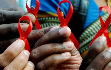Com menos políticas públicas, Aids atinge mais negros no Brasil