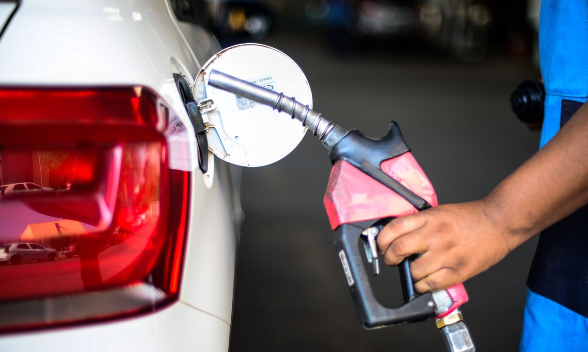 Mentira caiu por terra: preço da gasolina continua em disparada